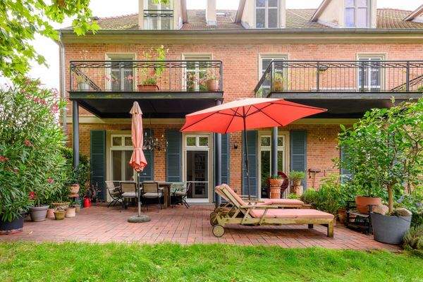 Blick über die Terrasse zur Wohnung