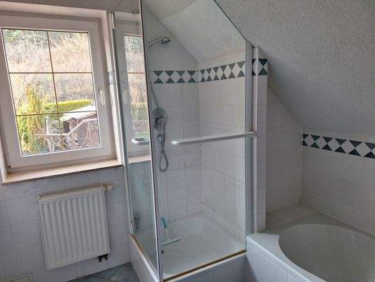 Blick in das Bad im Dachgeschoss