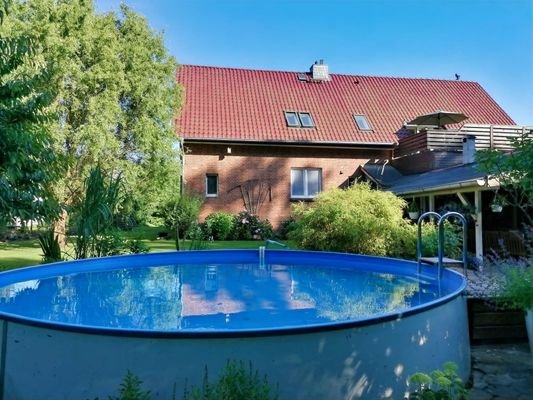 Rückseitige Ansicht im Sommer