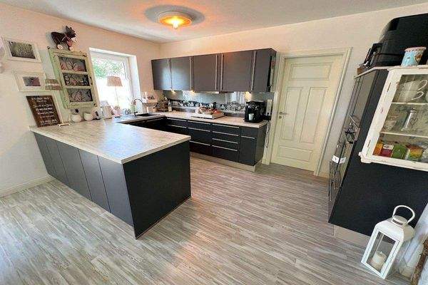 Moderne Einbauküche offen zum Wohnraum