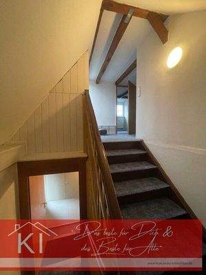 Tiefe Holztreppe zum DG/ Wohnung2