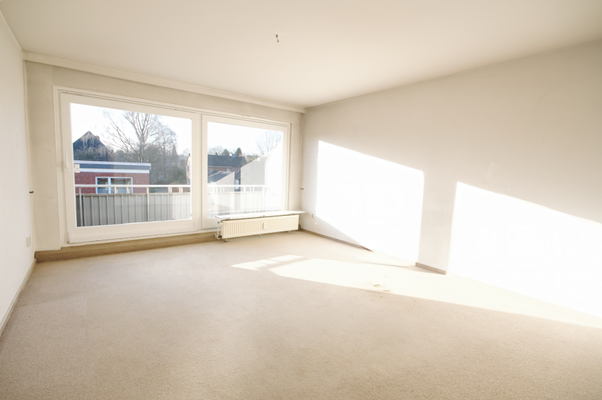 Wohnzimmer mit Schiebetür zum Balkon