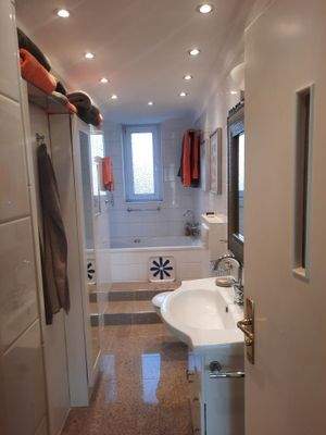 Badezimmer mit Wanne