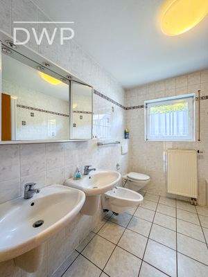 Großzügiges Tageslichtbad im EG