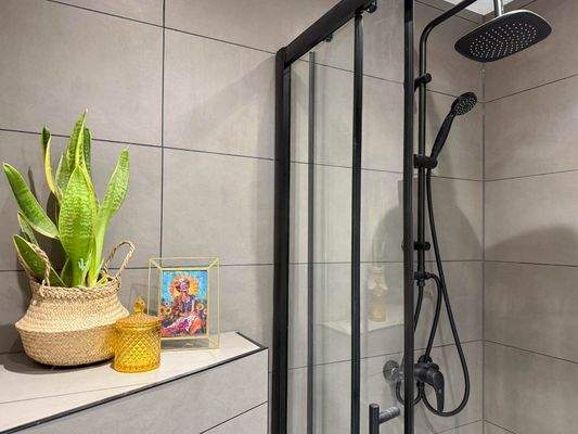 Bad mit Dusche und Waschgeräteanschluss