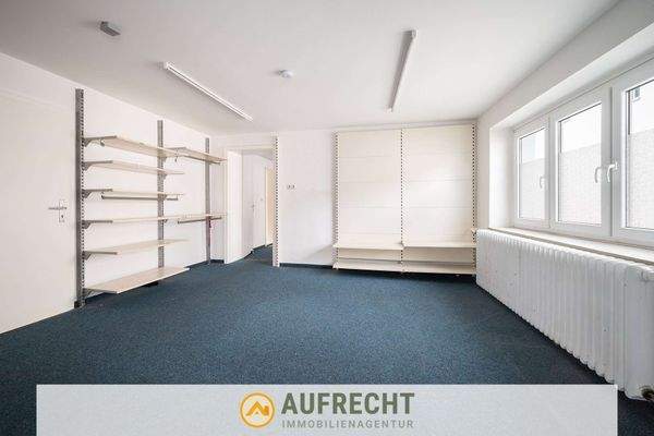 große Räumlichkeit mit Fenster