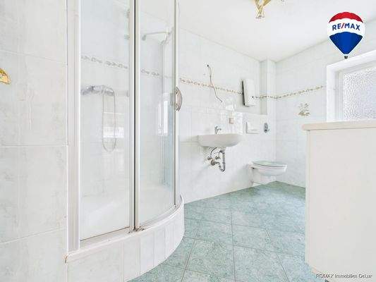 REMAX Immobilien DeLux Wohn-Geschäftshaus Badezimmer Ottweiler Mark Borowicz