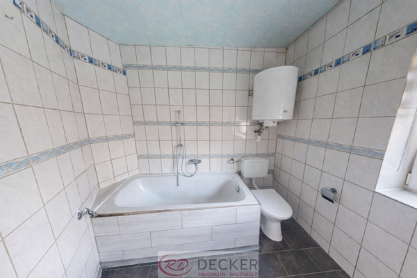 Badezimmer mit Eckwanne