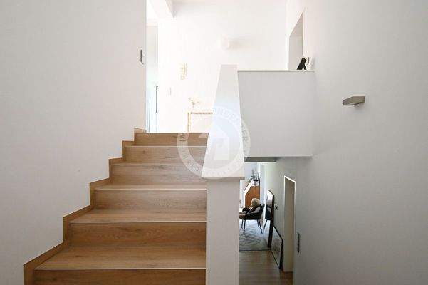 Treppe Einlieger / Haupteinheit (Blick 1)