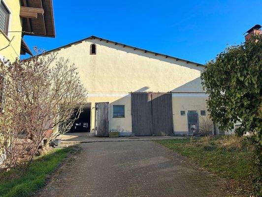 Großzügige Nebengebäude