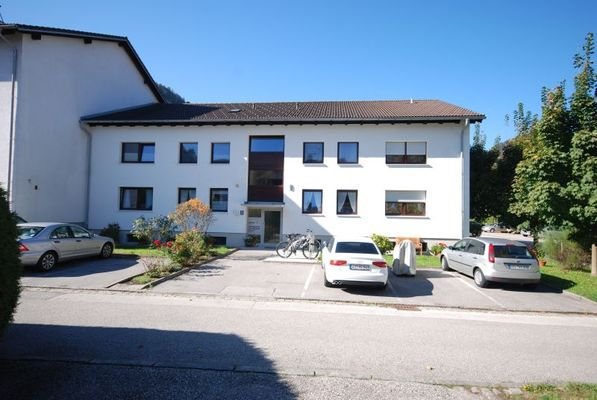 Außenansicht mit Parkplätzen