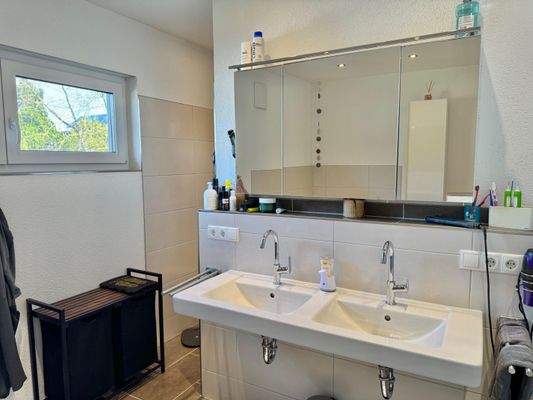 Bad mit Doppelwaschtisch