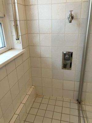 Platz für eine  Toplader- Waschmaschine im Bad