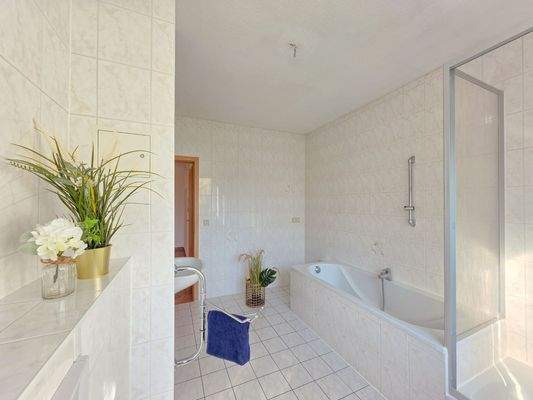 Bad mit Dusche und Wanne