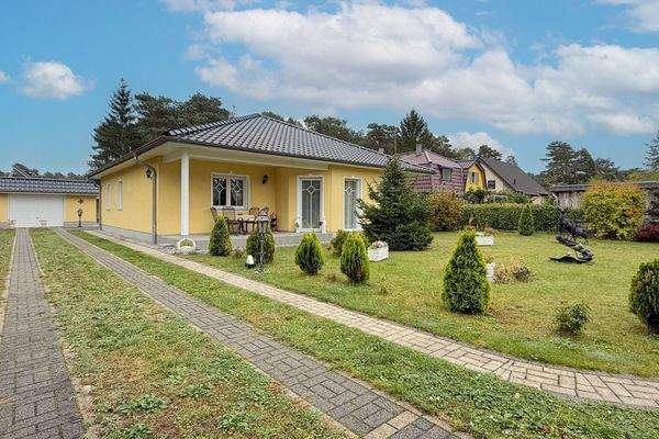 gepflasterte Auffahrt und Wege zum Haus