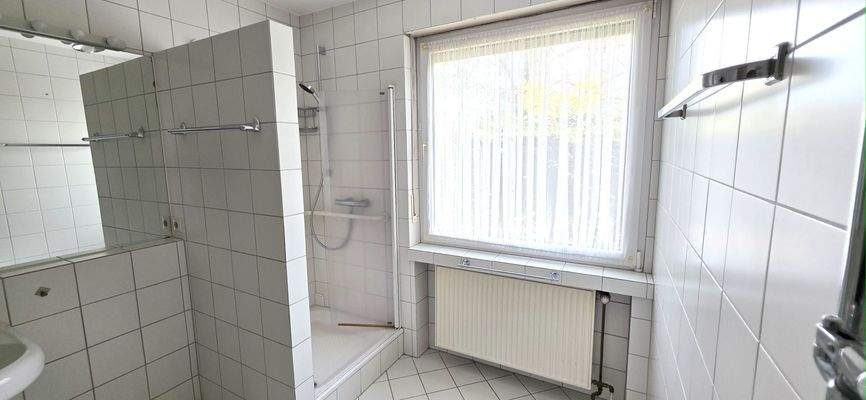 Badezimmer mit separater Dusche