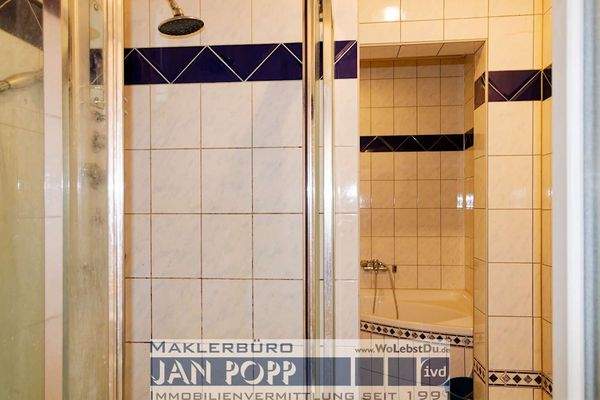 Tageslichtbad mit Duschkabine und Eckwanne