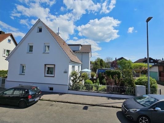 Hausansicht mit Garten