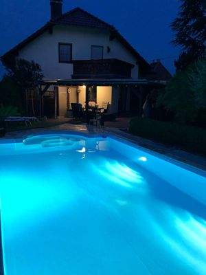Pool in der Nacht