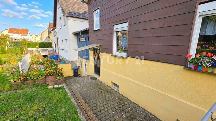 Terrassenbereich mit Zugang zum Haus und Garage