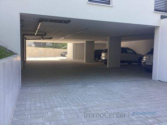 Die Mittelgarage mit direktem Zugang zum Haus