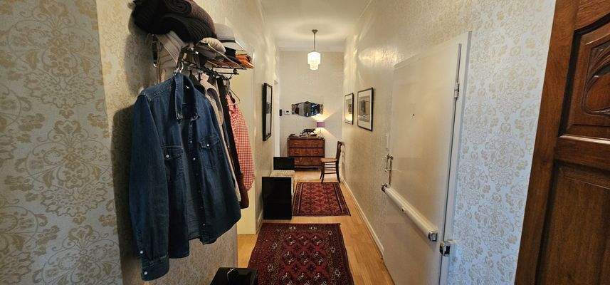 Dielengang und Eingangstür