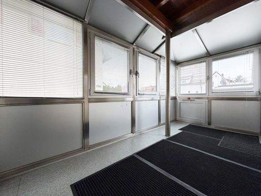 EG: Der Wintergarten mit großzügiger Fensterfläche – viel Tageslicht direkt im Anschluss an die Küche