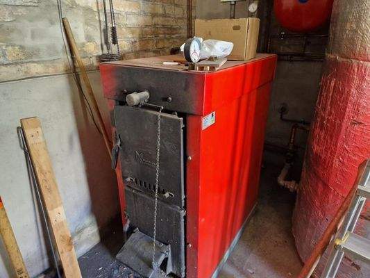 Zusätzliche Festbrennstoffheizung