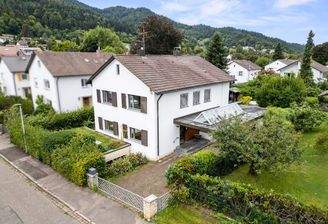 Blick von der Straßenseite auf das Haus 