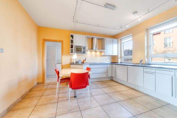 EG: Küche mit angrenzendem Hauswirtschaftsraum