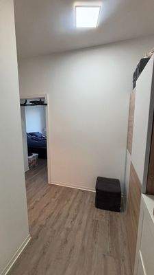 Heller Flur mit Holzboden