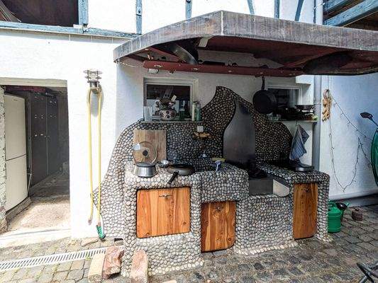 Eine Außenküche ist auch vorhanden