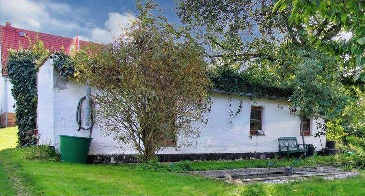 Nebengebäude mit Garage