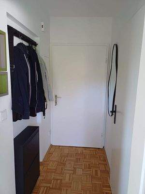 Flur Richtung Haustüre (2025)