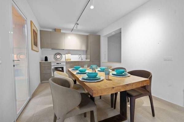 Einbauküche mit Esstisch