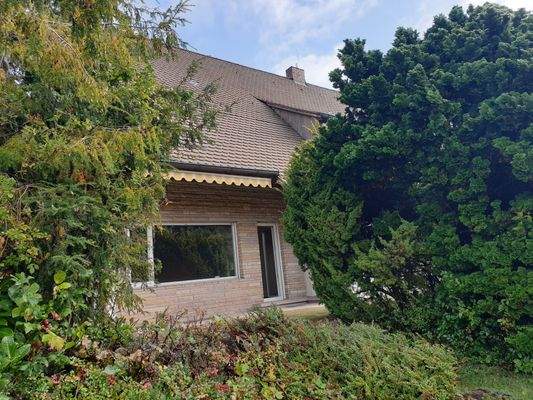 Blick vom Garten auf die Terrasse