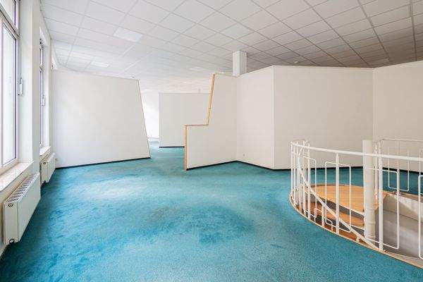 Modernes Büro mit Wendeltreppe