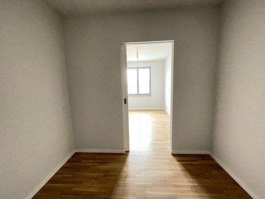 Helles Zimmer mit Holzboden