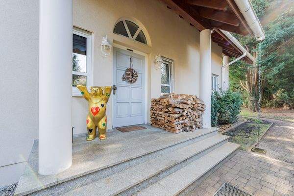 Hauptzugang mit überdachter Eingangstreppe