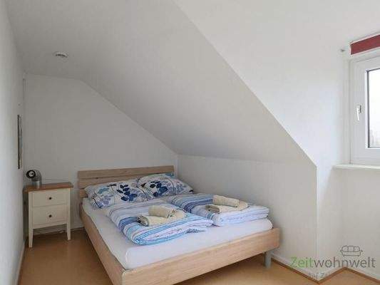 breites Bett unter der Schräge