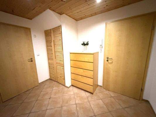 Flur im wohnlichen Keller