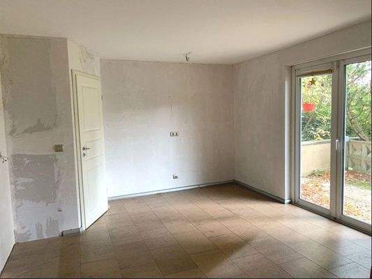 große Küche mit Zugang zur Terrasse