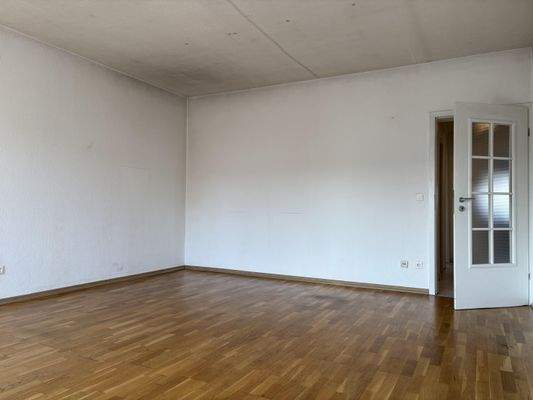 Wohnzimmer mit Parkettboden