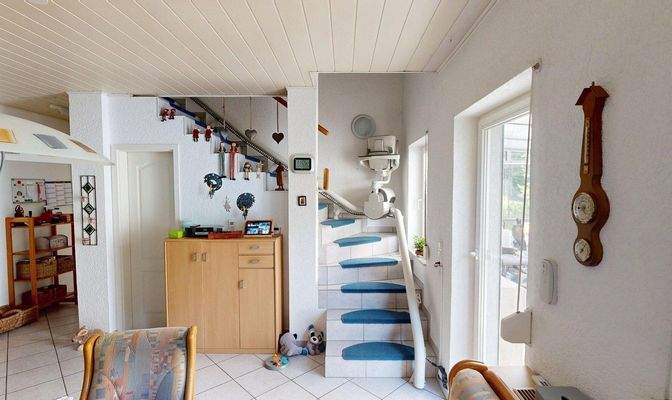 EG-Esszimmer mit Treppenaufgang OG