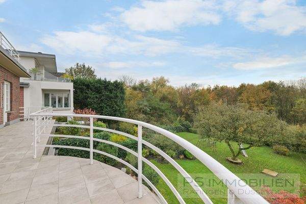 Blick vom Balkon in den Garten