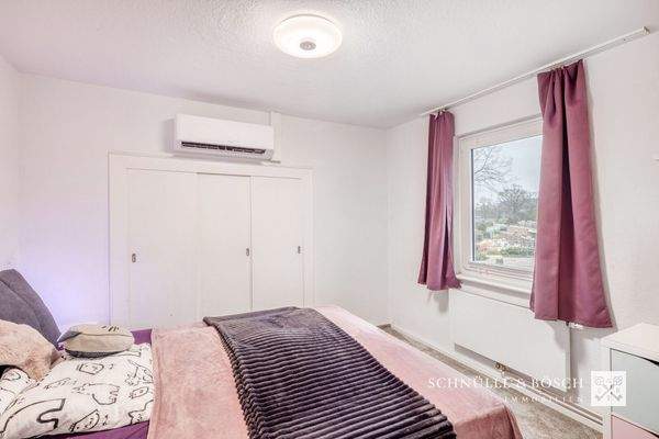 Ein Schlafbereich mit Klimaanlage, die auch heizen kann