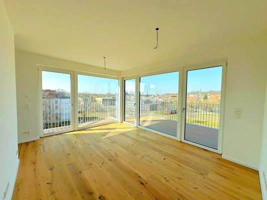 lichtdurchflutetes Wohnzimmer