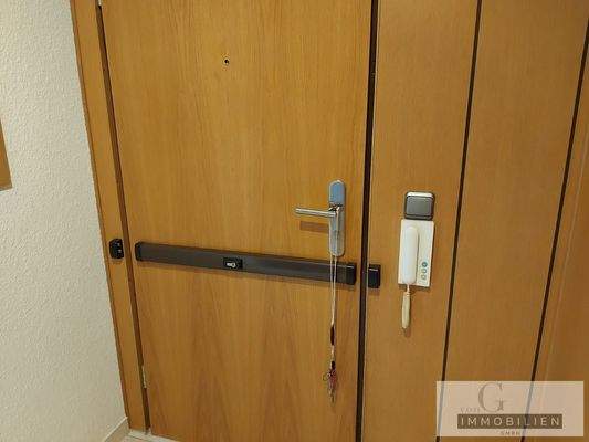 Wohnungstür mit Sicherheitsverriegelung