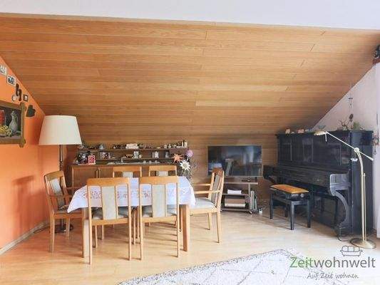 großer Esstisch und Klavier