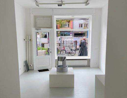 Raum 1 mit Schaufenster